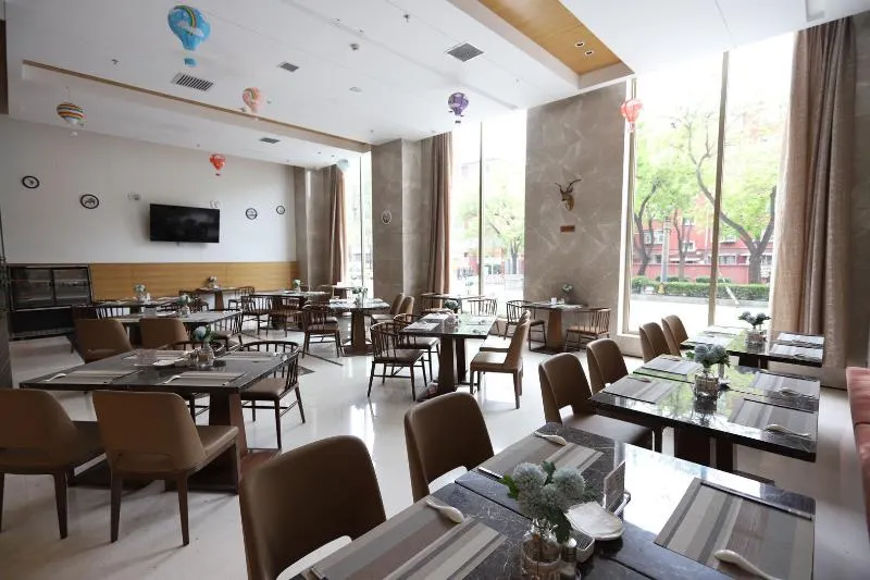 Juny Oriental Hotel - Image 1