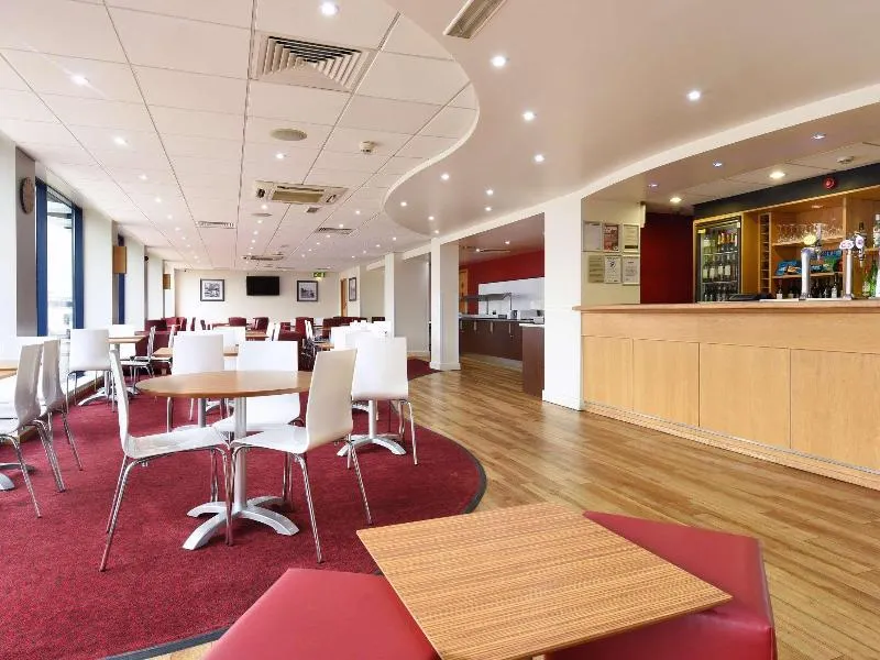 Travelodge London City Airport - Image 1