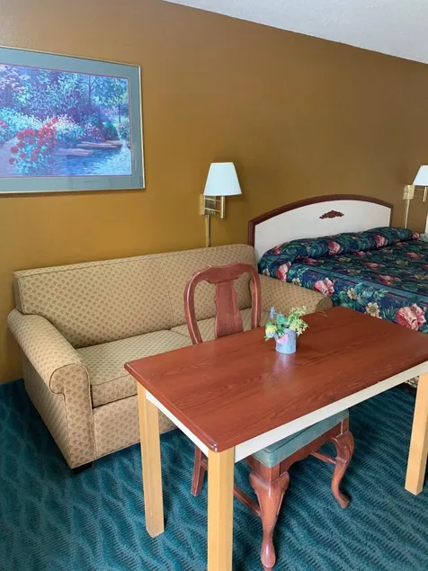Budget Inn & Suites - Image 1