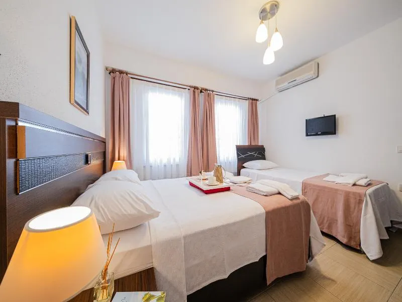 Bozcaada Albatros Otel - Image 1