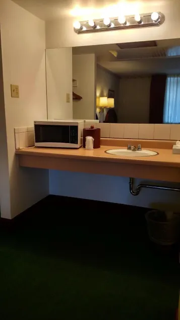 Traveler's Uptown Motel - Image 1