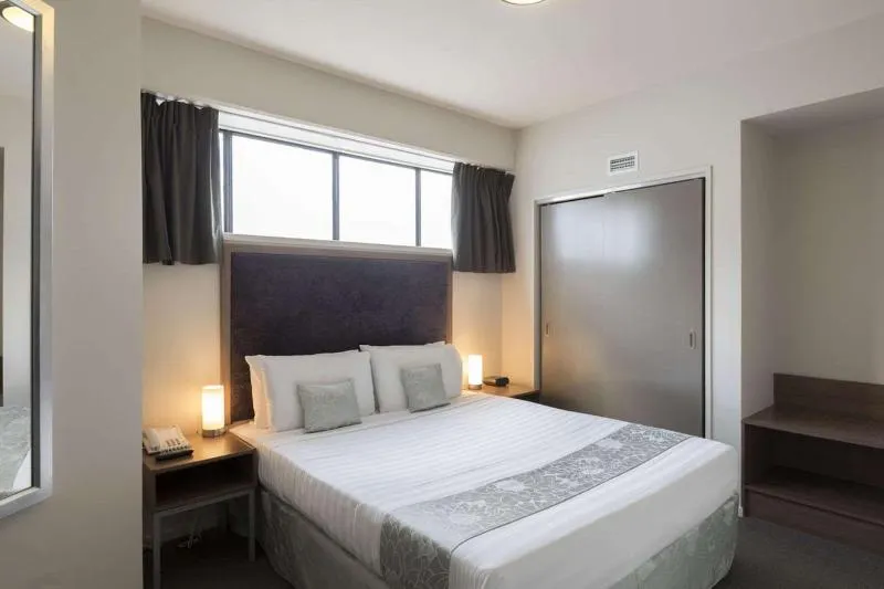 Quality Suites Central Square - Image 1