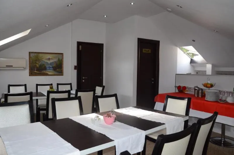 Jolly Hotel - Image 1