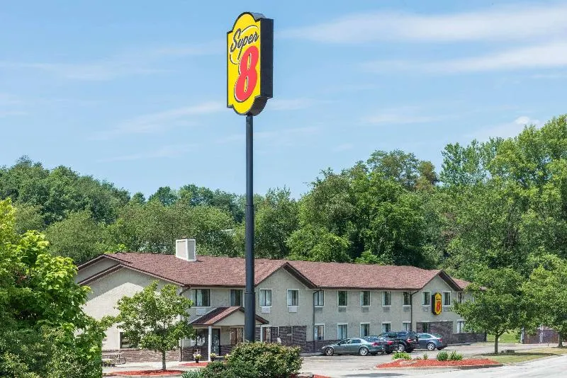 Super 8 by Wyndham Delmont - Image 1