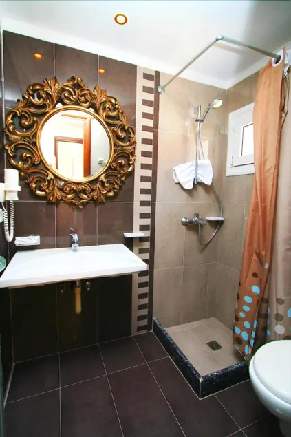 Iris Hotel - Image 1