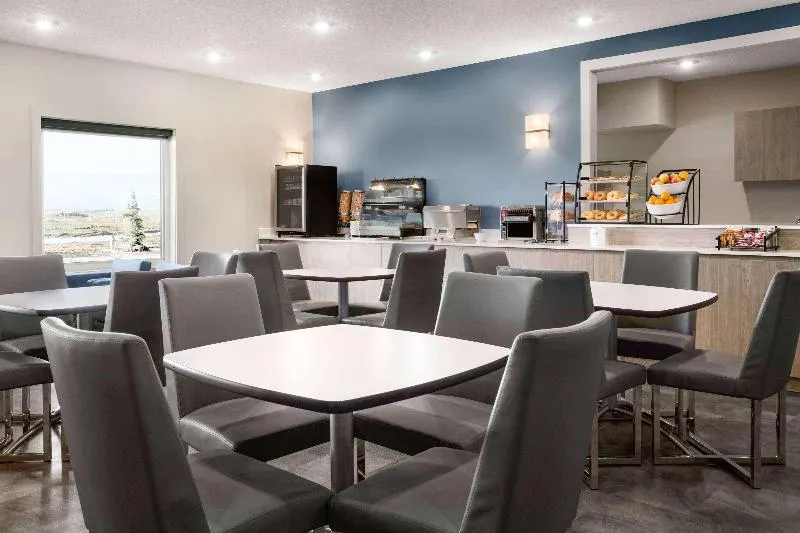 Days Inn by Wyndham Calgary North Balzac - Image 1