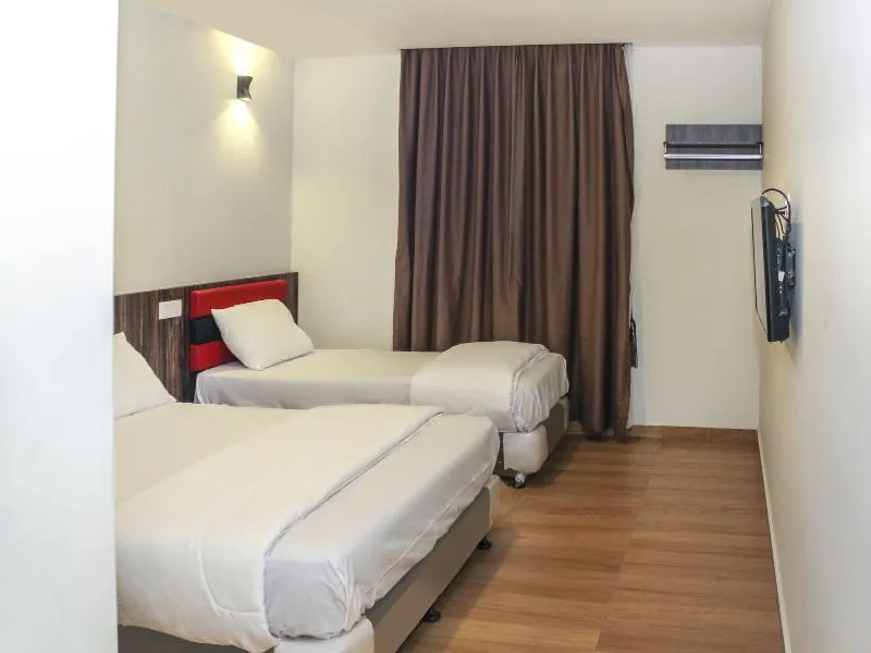 90027 Happy Hotel - Image 1