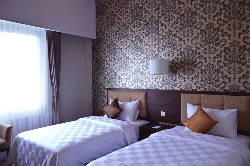 Hotel Safira Magelang - Image 1