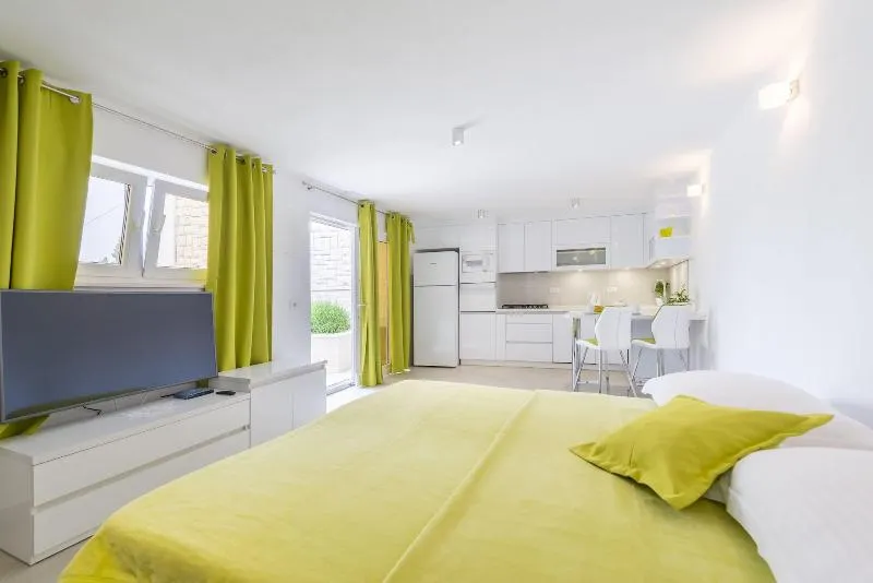 Apartments Nikolina - Image 1