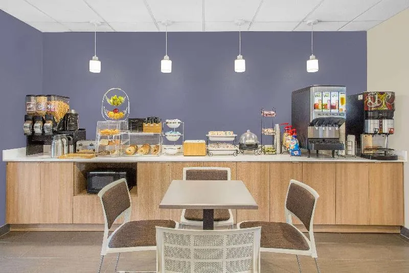 Microtel Inn & Suites by Wyndham Bentonville - Image 1