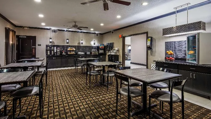 Best Western Huntsville Inn & Suites - Image 1