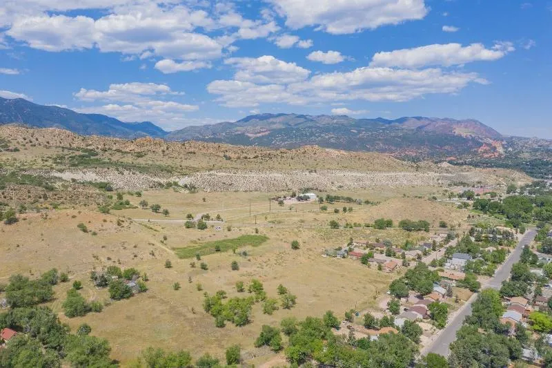 2BR Aptmt Parks Private Deck, Mountain Views! - Image 1