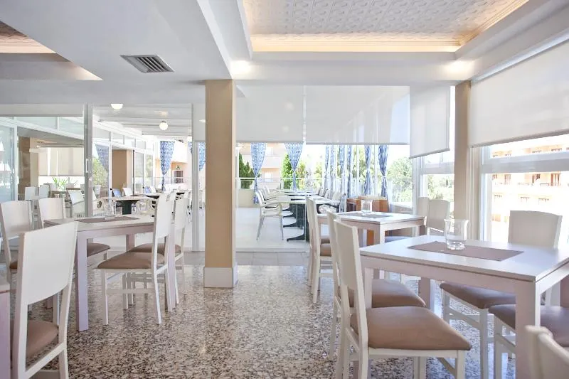 Playamar Apartments - Image 1