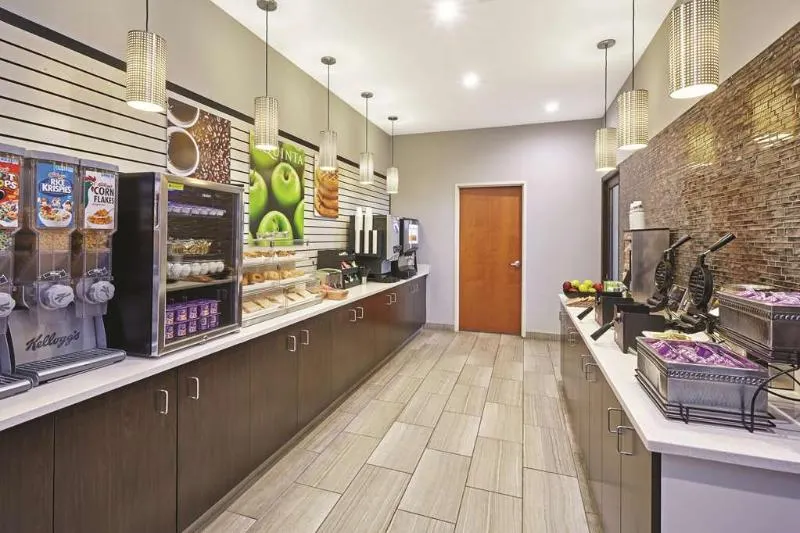 Best Western Plus Hyde Park Chicago Hotel - Image 1