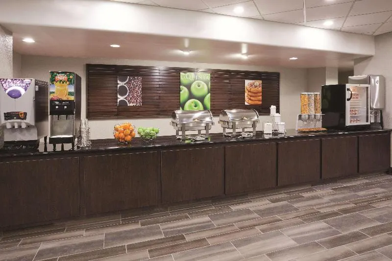 La Quinta Inn & Suites by Wyndham Minneapolis Bloomington W - Image 1