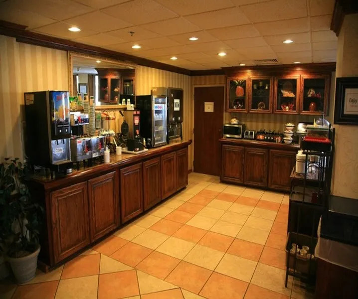 New Victorian Inn & Suites Omaha - Image 1