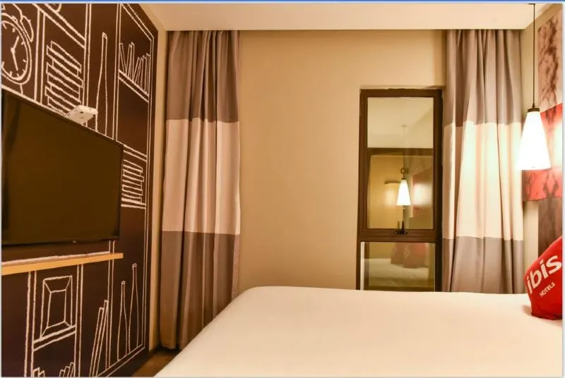 Home Inn (Xi'an Jiaotong University Xingqing Campus Qinglong Temple Metro Station) - Image 1