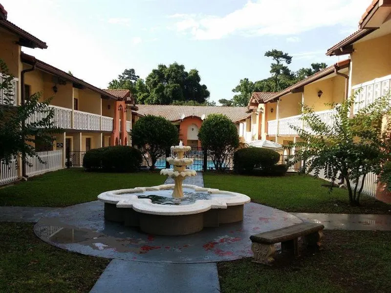 La Casa Inn & Suites - Image 1