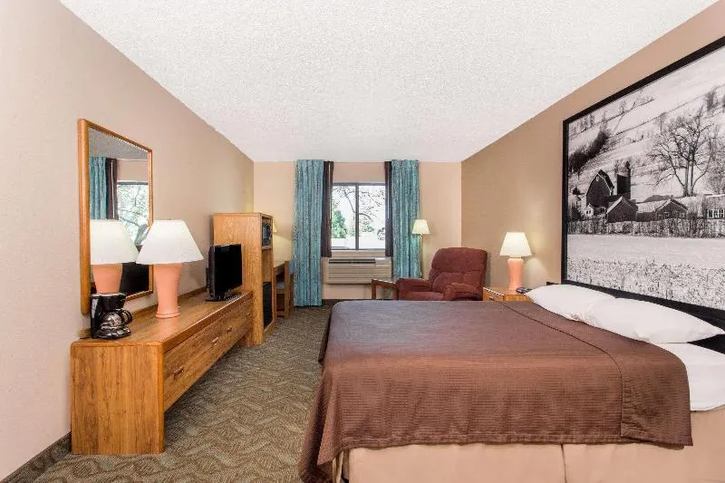 Dodgeville inn & suites - Image 1