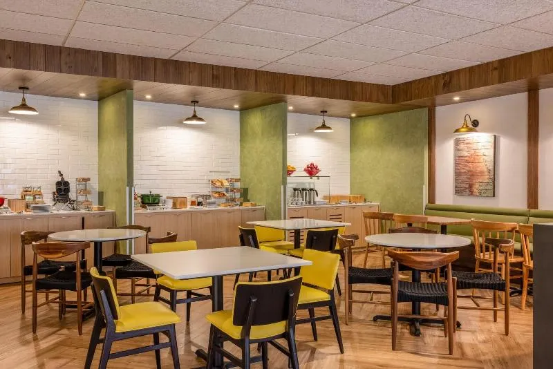 Fairfield Inn & Suites Cancun Downtown - Image 1