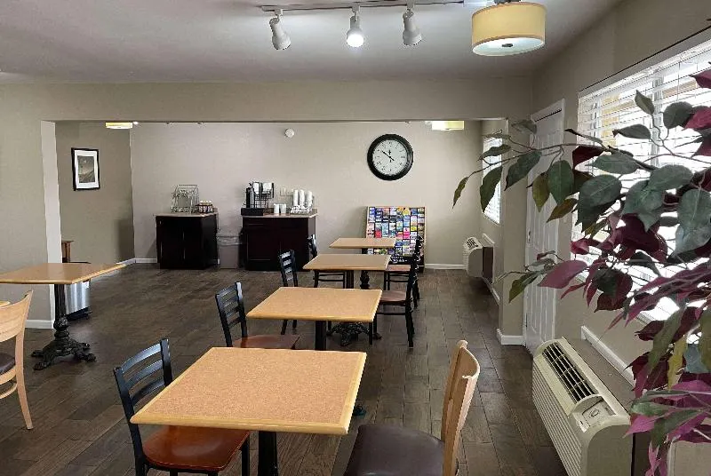 Super 8 by Wyndham Junction City - Image 1