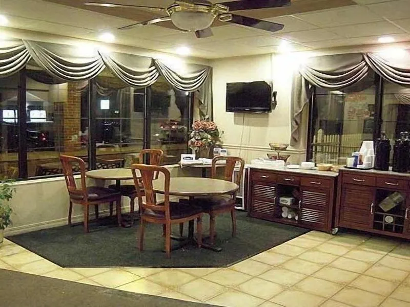 Golden Circle Inn & Suites - Image 1