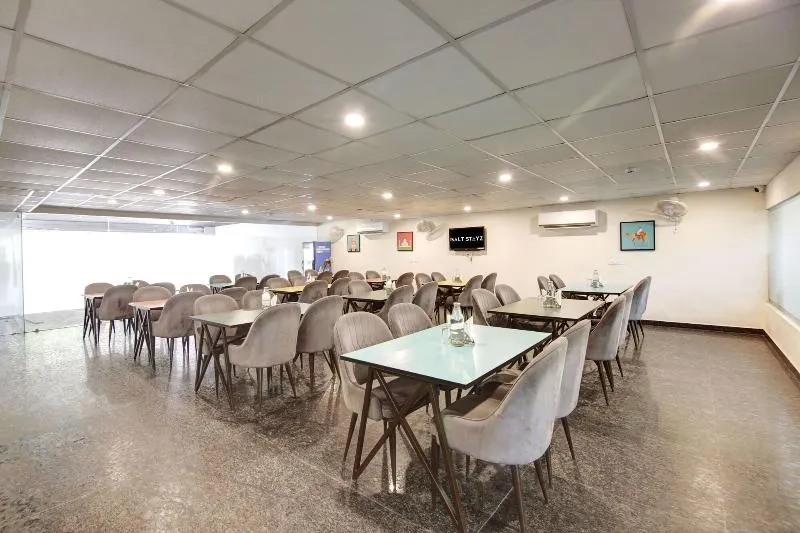 Saltstayz Hotel Huda City Center - Image 1