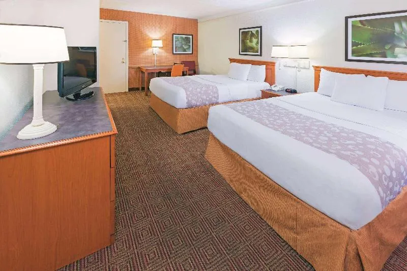 Super 8 by Wyndham San Antonio Near SeaWorld Ingram Park - Image 1