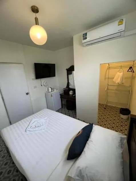 Roomquest Bangkok Rim Praya Dinsor Road - Image 1