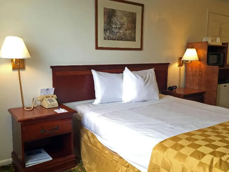 Americas Best Value Inn & Suites Eureka - Image 1