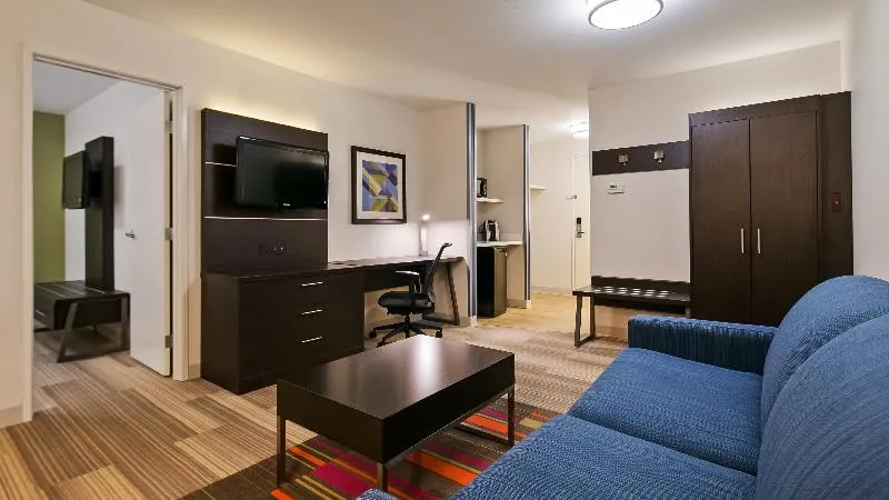 Holiday Inn Express Hotel & Suites Burlington - Image 1