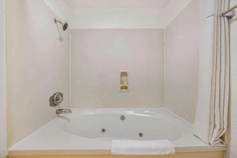 Super 8 by Wyndham Auburn - Image 1