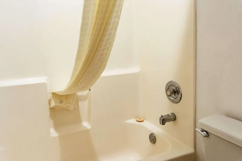 Econo Lodge Inn And Suites Ma - Image 1