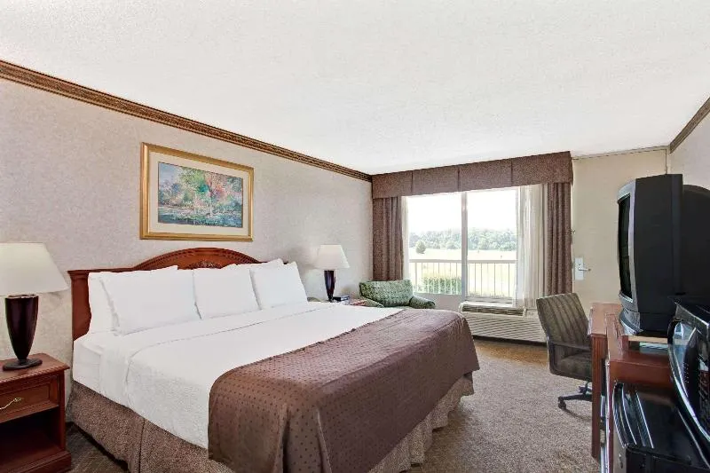 Days Inn by Wyndham Forrest City - Image 1