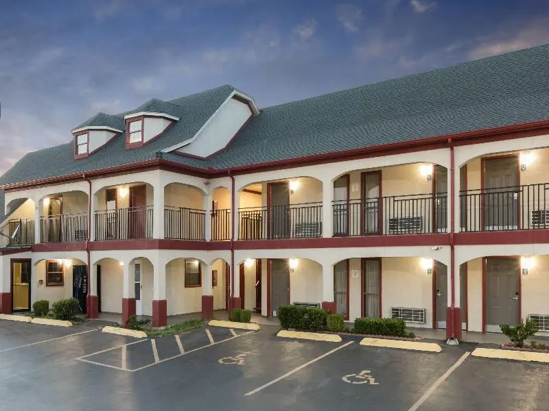 Super 8 by Wyndham Noman West - Image 1