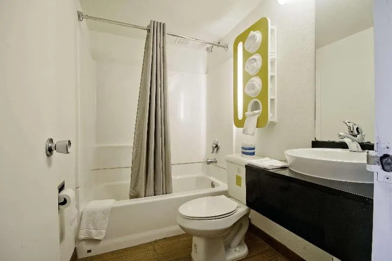 Motel 6 Miami FL - Image 1
