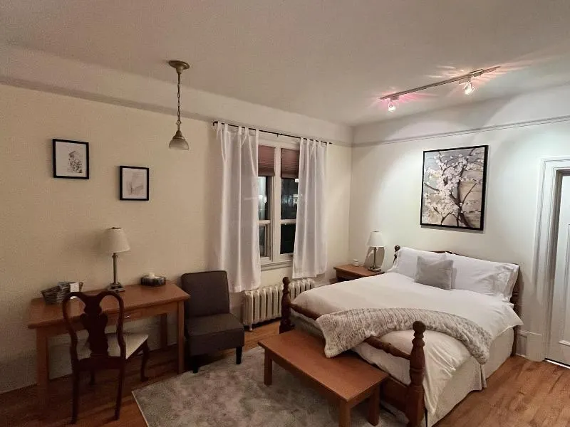 Stirling House Bed & Breakfast - Image 1