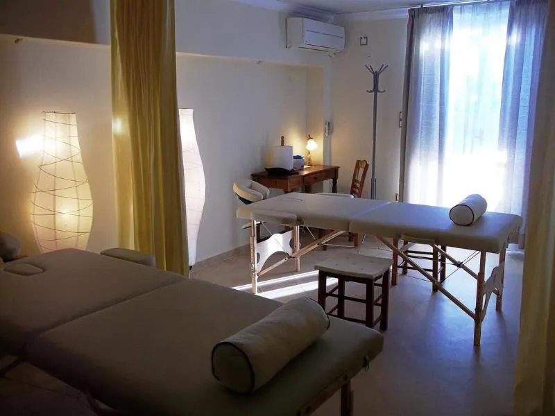 Aneroussa Beach Hotel - Image 1