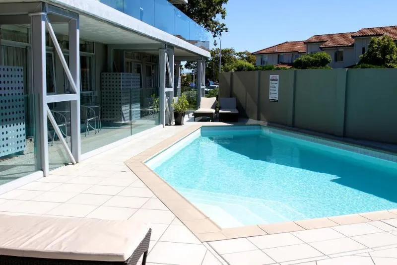 Trailways Hotel Nelson - Image 1