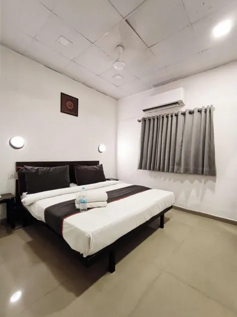 Oyo 42609 Townhouse Gokul Solitaire VIP Road - Image 1