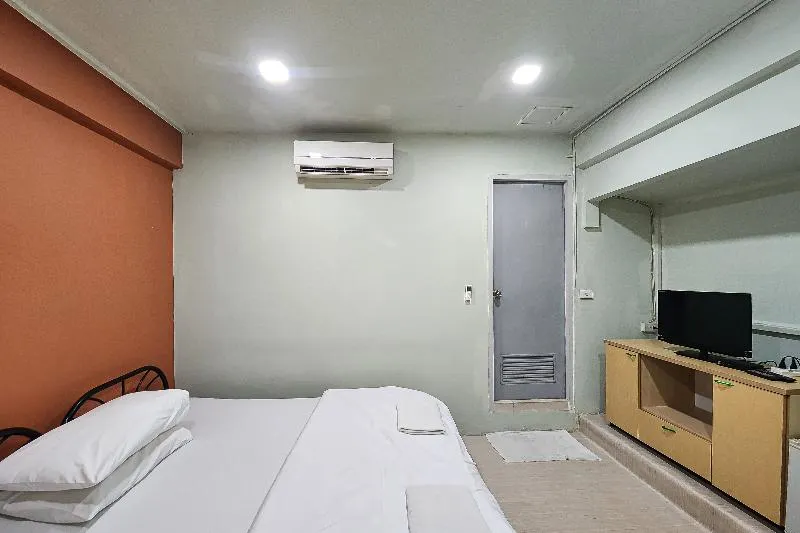 Freesia Saladaeng Silom Apartment - Image 1