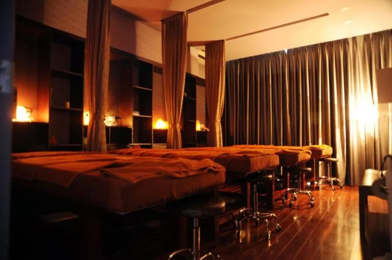 Golden Sun Suites Hotel - Image 1