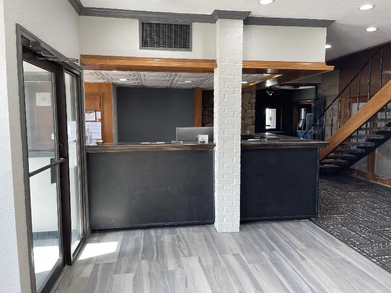 Raintree Inn - Image 1