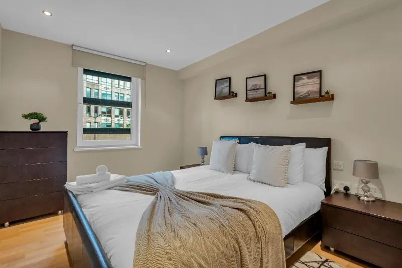 Luxurious Sir John Lyon Serviced Apartment - Image 1