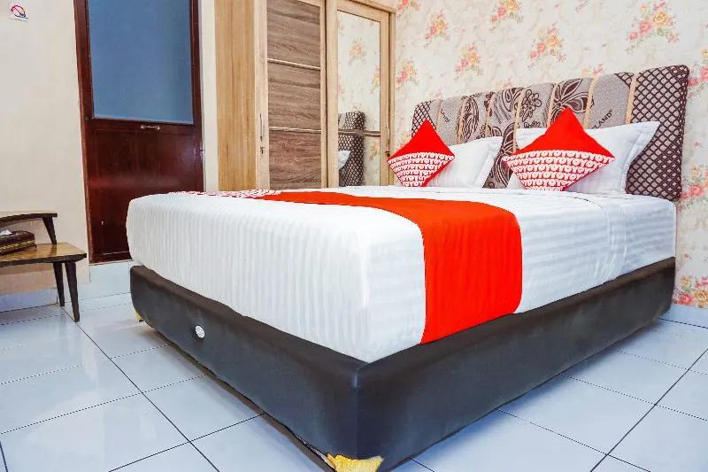 OYO 433 Nelvi Guest House Syariah - Image 1