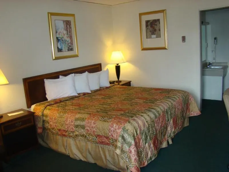 Days Inn University - Image 1