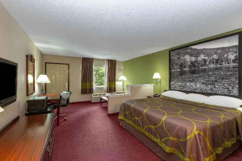 Super 8 by Wyndham Eureka Springs - Image 1