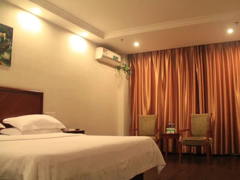 GreenTree Inn Express Hotel (Suzhou Zhangjiagang Jinfeng Town Xintiandi Branch) - Image 1