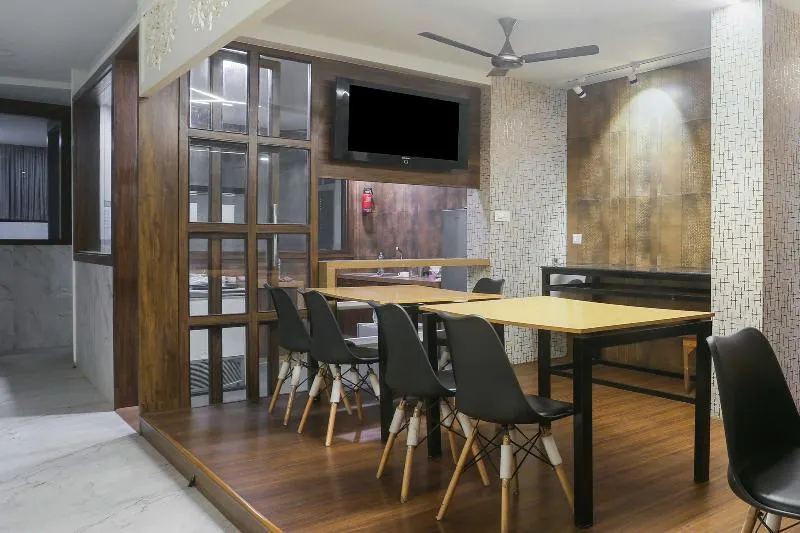 Super Townhouse Vashi Sector 28 - Image 1