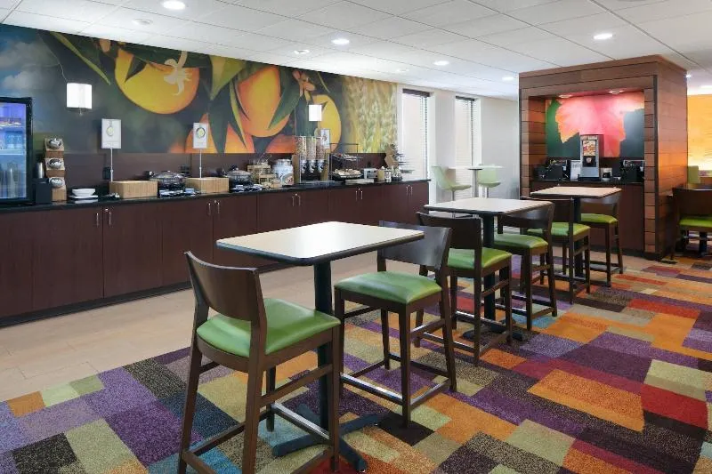 Fairfield Inn & Suites Cincinnati North/Sharonville - Image 1